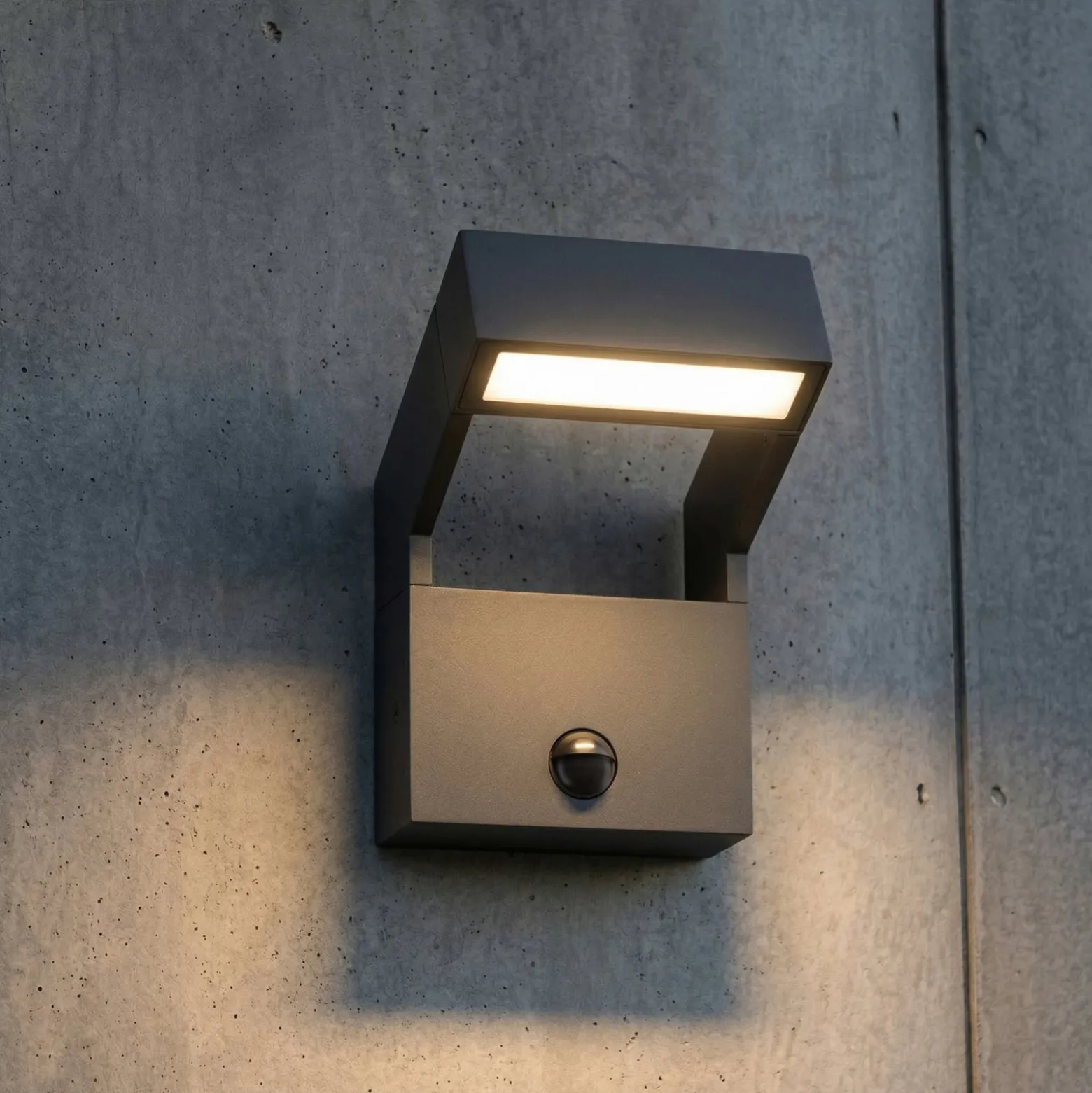 Arcchio LED-Außenwandlampe Kovato, Sensor, dunkelgrau, IP65