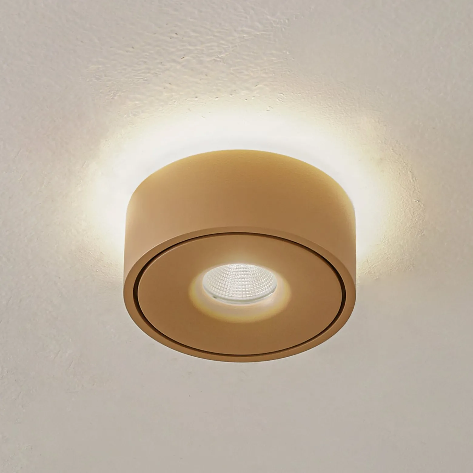 Arcchio LED-Deckenlampe Rotari, braun, up und down