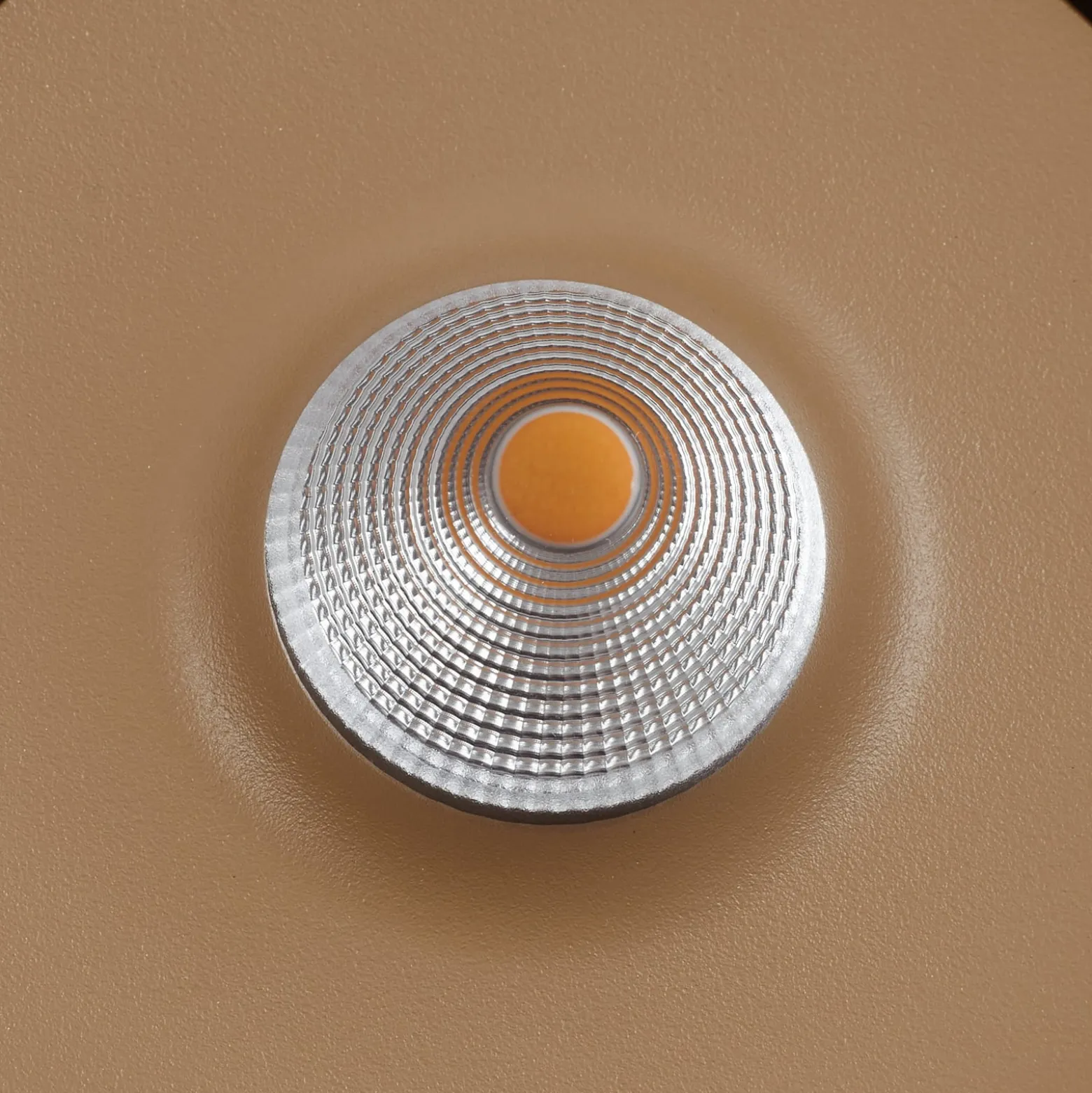 Arcchio LED-Deckenlampe Rotari, braun, up und down