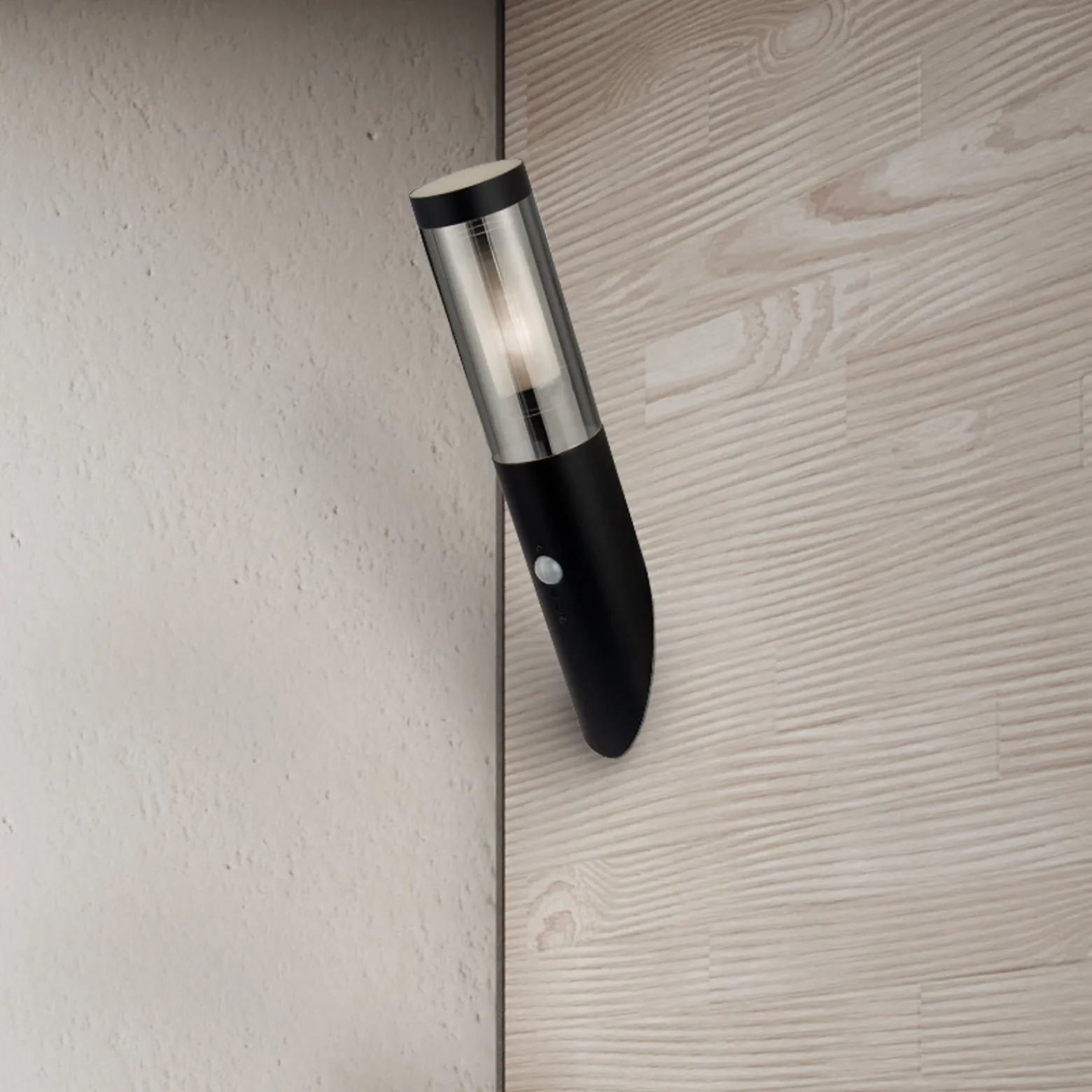 Außenwandlampe Batton, Höhe 40 cm, schwarz/rauchgrau, Sensor