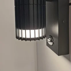 Außenwandlampe Detroit, schwarz, Höhe 22 cm, Sensor, 2-flg.