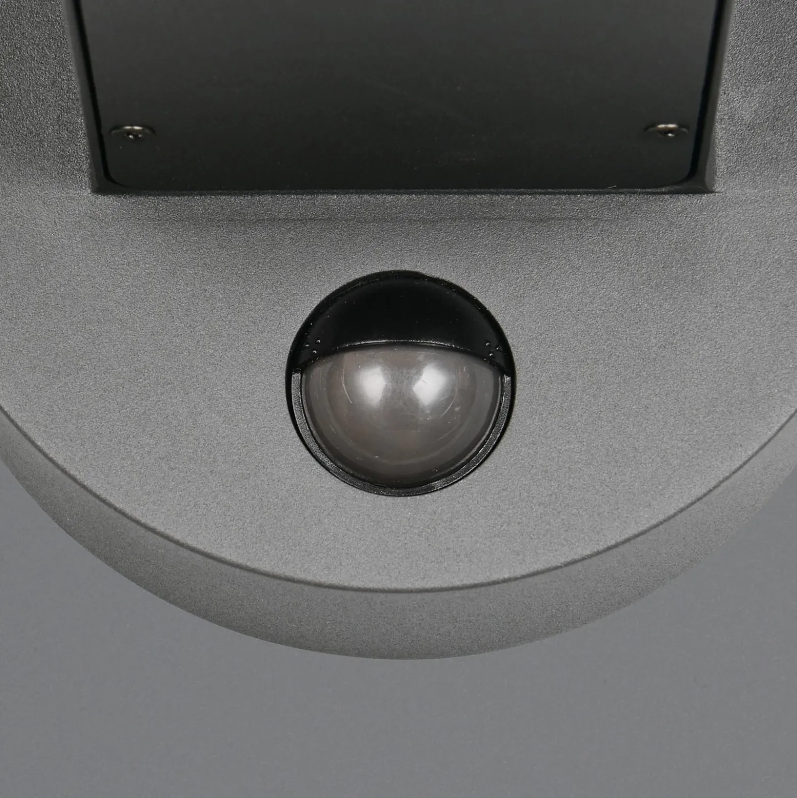 Außenwandleuchte Fraser Sensor, grau/Holzoptik, Alu IP54 E27