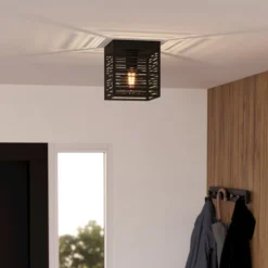 Deckenlampe Piedritas, ein schwarzer Quaderschirm