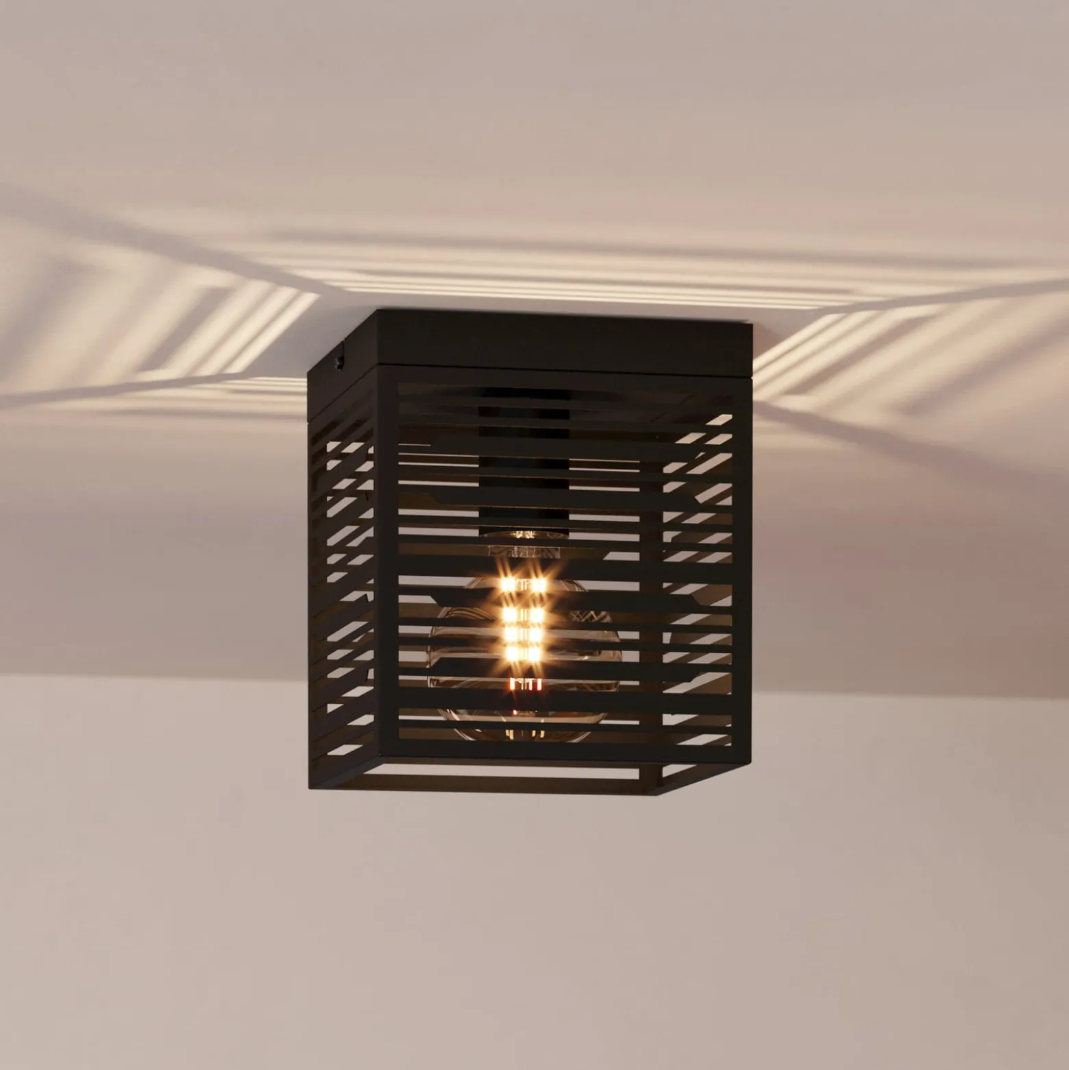 Deckenlampe Piedritas, ein schwarzer Quaderschirm