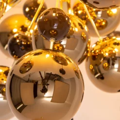 Deckenleuchte Explosion mit goldenen Kugeln