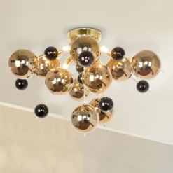 Deckenleuchte Explosion mit goldenen Kugeln