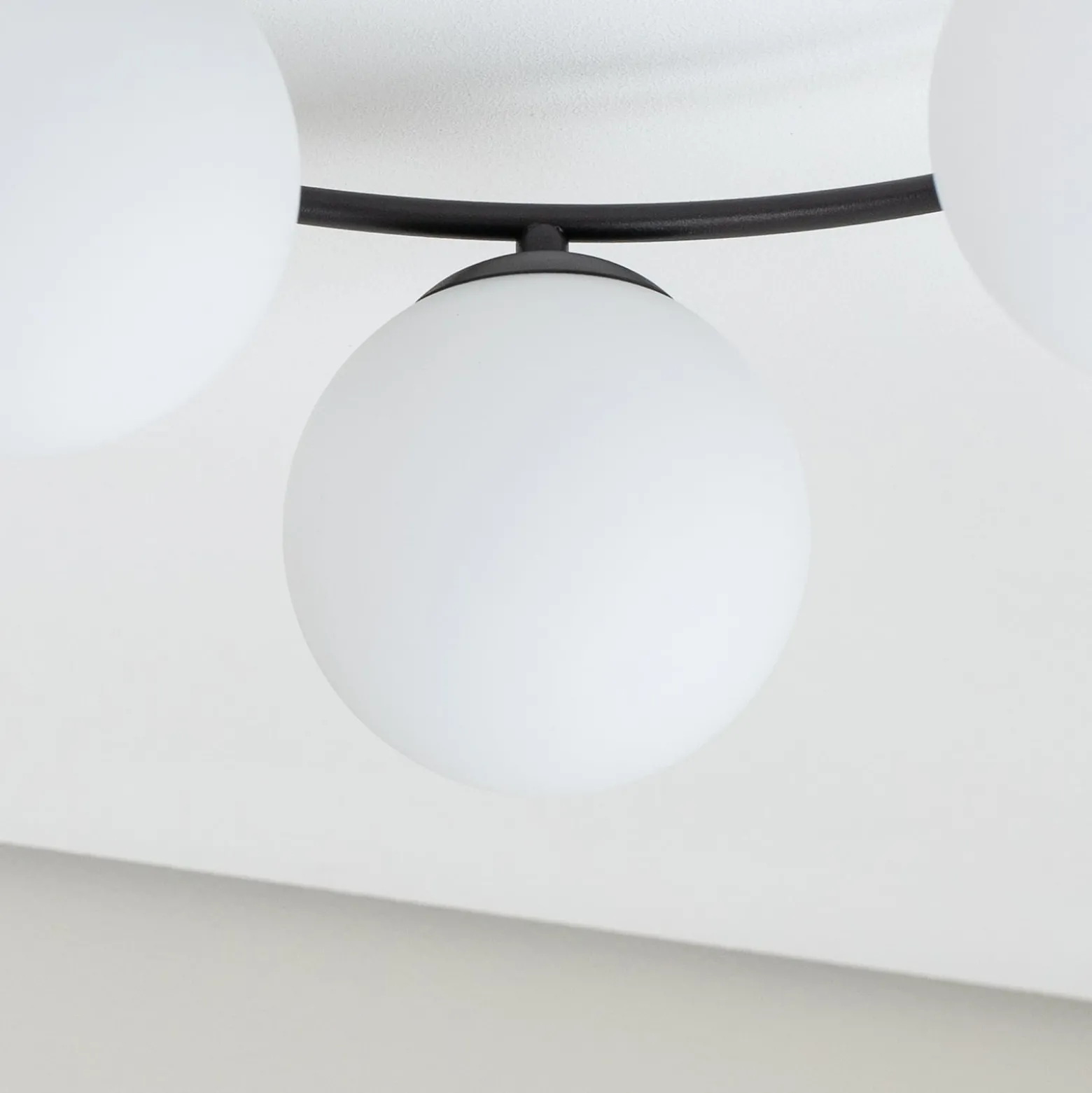 Deckenleuchte Sopra, opalweiß/schwarz, Glas, E14