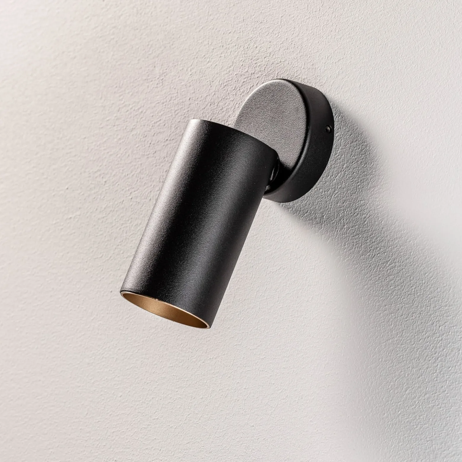 Deckenstrahler Mono I schwarz, innen gold, 1-fl.