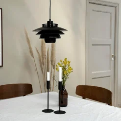 Dyberg Larsen Hängelampe Ejka mini, schwarz, Ø 30 cm, Metall