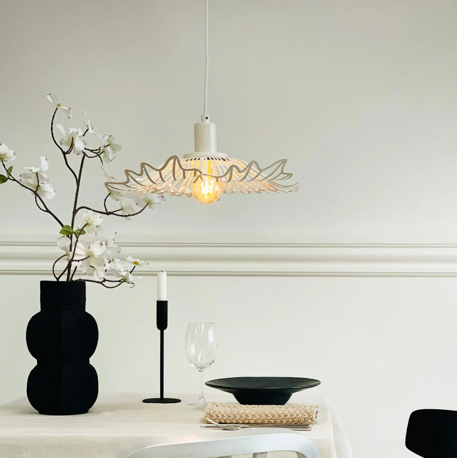 Dyberg Larsen Hängelampe Flora, perlweiß, Ø 40 cm, Metall