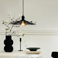 Dyberg Larsen Hängelampe Flora, schwarz matt, Ø 40 cm Metall