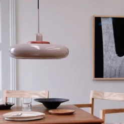 Dyberg Larsen Hängelampe Planet, milchweiß, Ø 40 cm, Metall