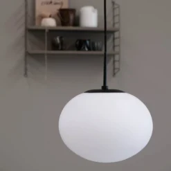 Dyberg Larsen Hängelampe Princess, opal/schwarz, Ø 28 cm