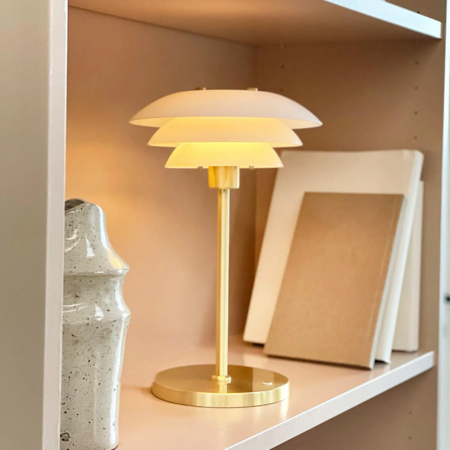 Dyberg Larsen LED-Akku-Tischlampe DL20, Höhe 30 cm, Glas