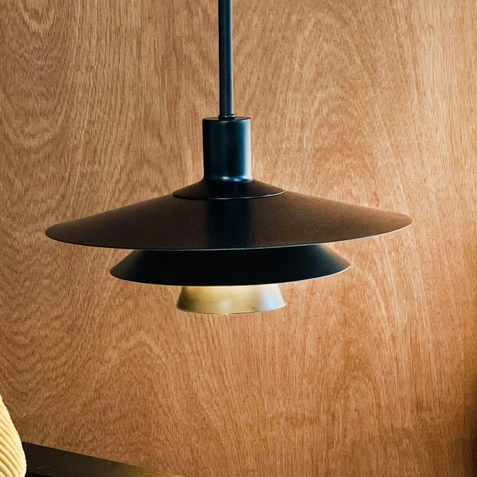 Dyberg Larsen Pendellampe Kay, Ø 30 cm, schwarz, Metall