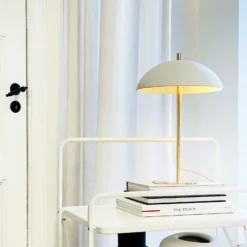 Dyberg Larsen Tischleuchte Globus, beige/messing, 44 cm