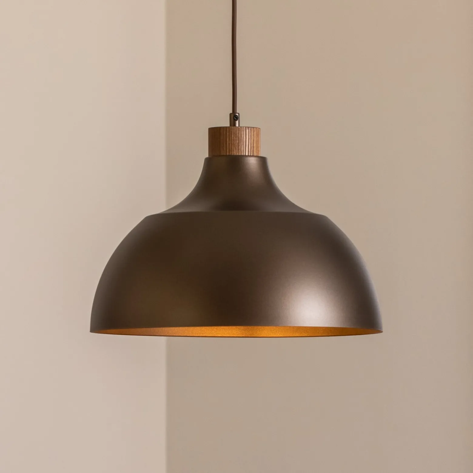Envostar Hängeleuchte Kaitt, braun, Ø 34 cm, Holzdetail