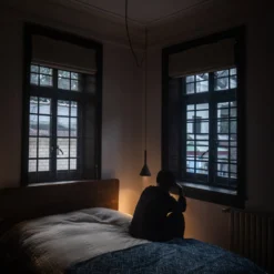 Foscarini Aplomb Mini Hängeleuchte aus Beton braun