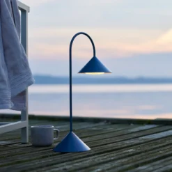 FRANDSEN LED-Akku-Tischlampe Grasp, petrol, 47 cm, Metall