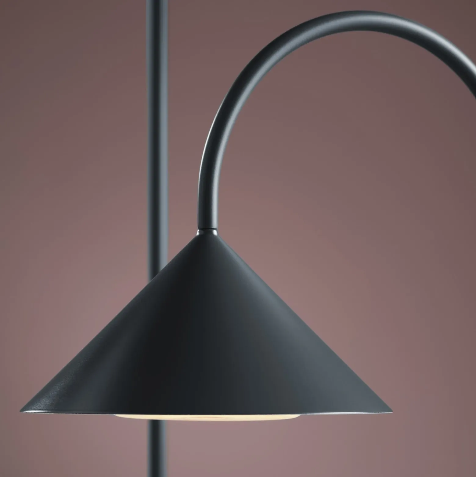 FRANDSEN LED-Akku-Tischlampe Grasp, petrol, 47 cm, Metall