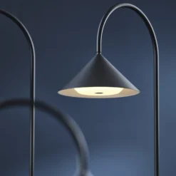 FRANDSEN LED-Akku-Tischlampe Grasp, schwarz, 47 cm, Metall