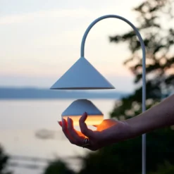 FRANDSEN LED-Akku-Tischlampe Grasp, weiß, Höhe 47 cm, Metall