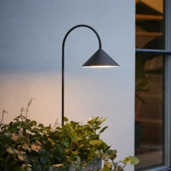 FRANDSEN LED-Erdspießlampe Grasp, schwarz, Höhe 82 cm, IP44