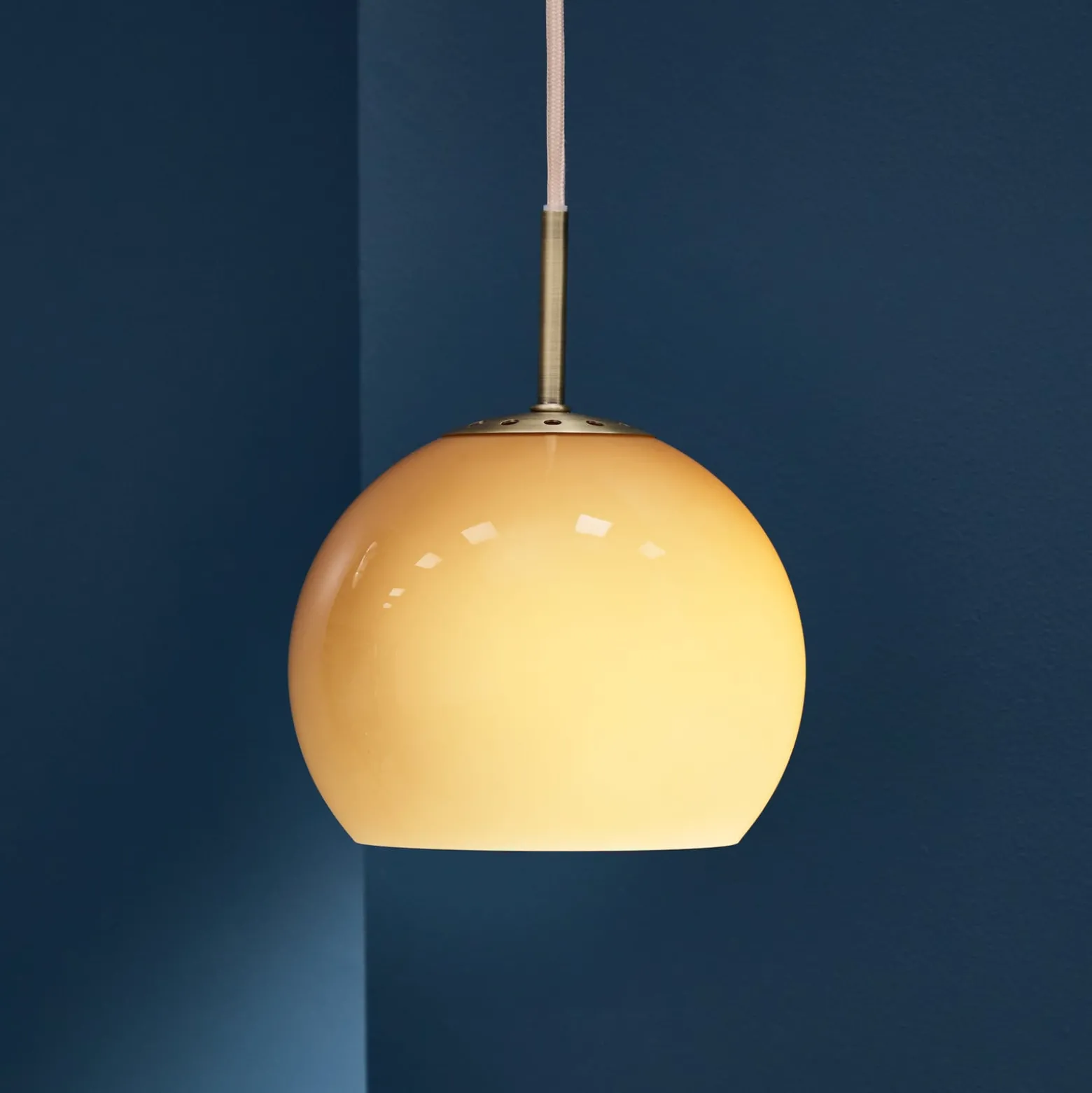 FRANDSEN Pendellampe Ball, bernstein, Ø 18 cm, Glas