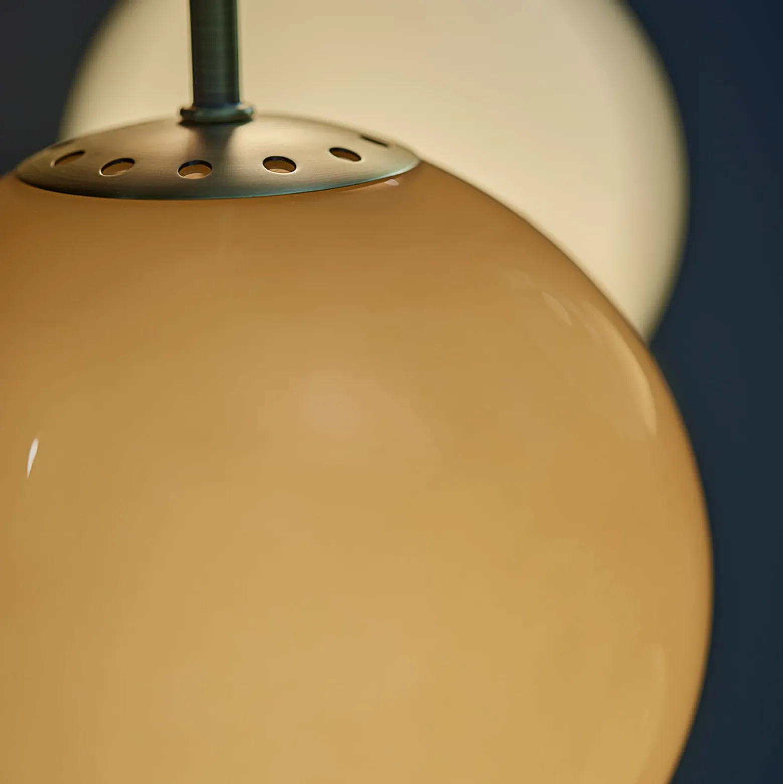 FRANDSEN Pendellampe Ball, bernstein, Ø 18 cm, Glas