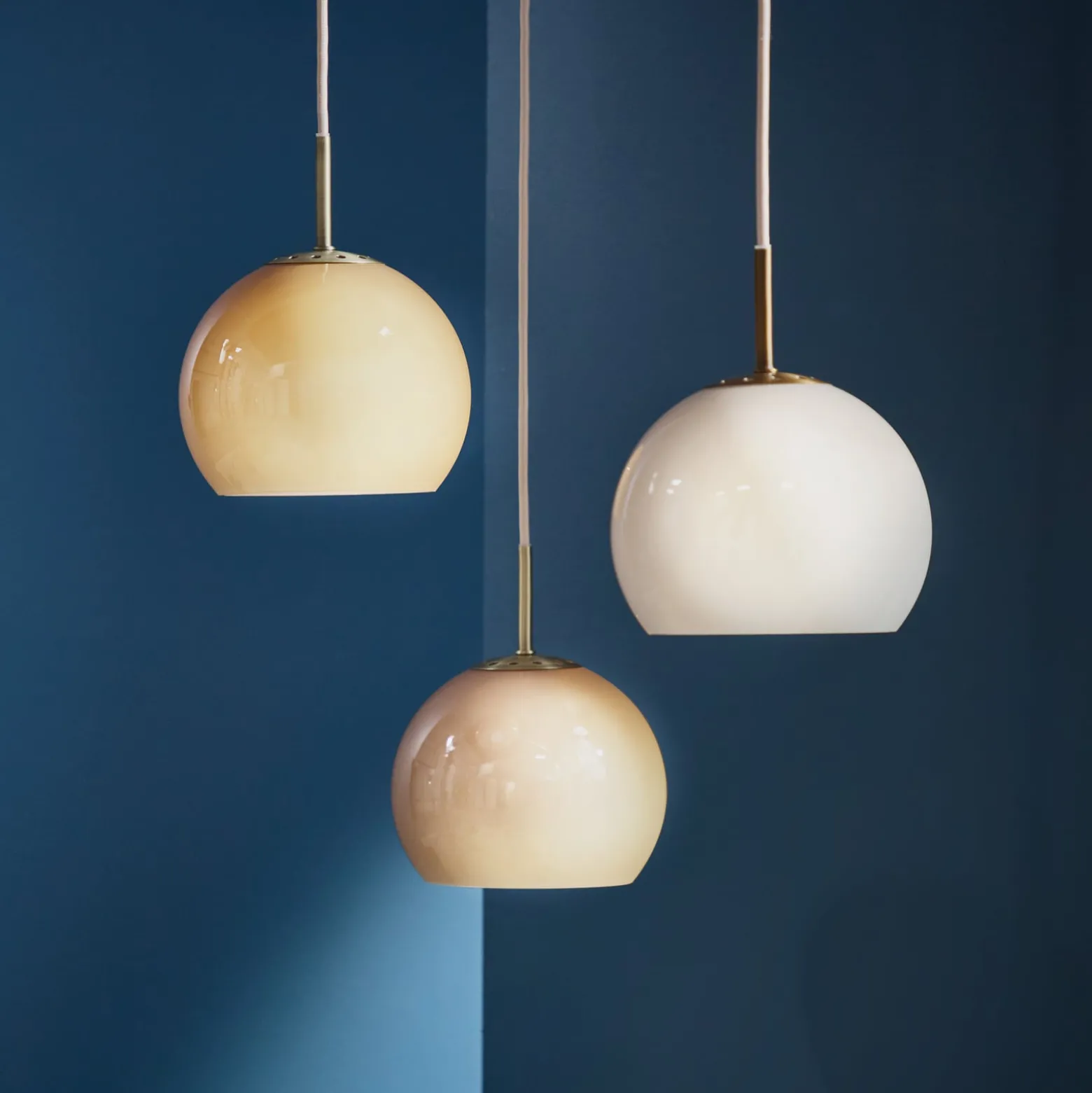 FRANDSEN Pendellampe Ball, bernstein, Ø 18 cm, Glas