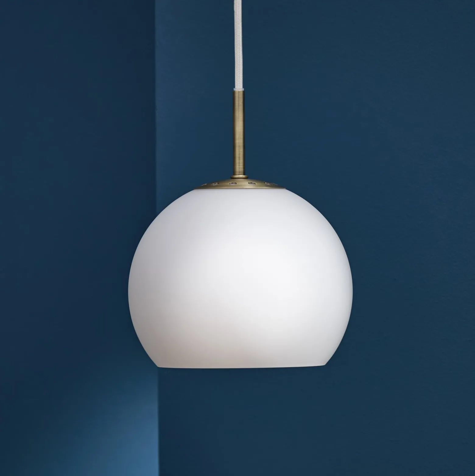 FRANDSEN Pendellampe Ball, opal weiß, Ø 18 cm, Glas