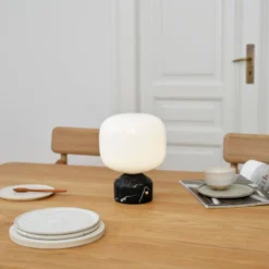 GEJST LED-Akku-Tischlampe Meemo, Marmor schwarz, Glas, USB