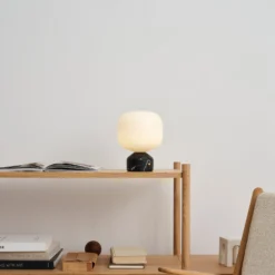 GEJST LED-Akku-Tischlampe Meemo, Marmor schwarz, Glas, USB