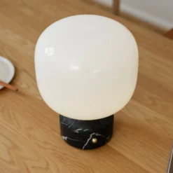 GEJST LED-Akku-Tischlampe Meemo, Marmor schwarz, Glas, USB