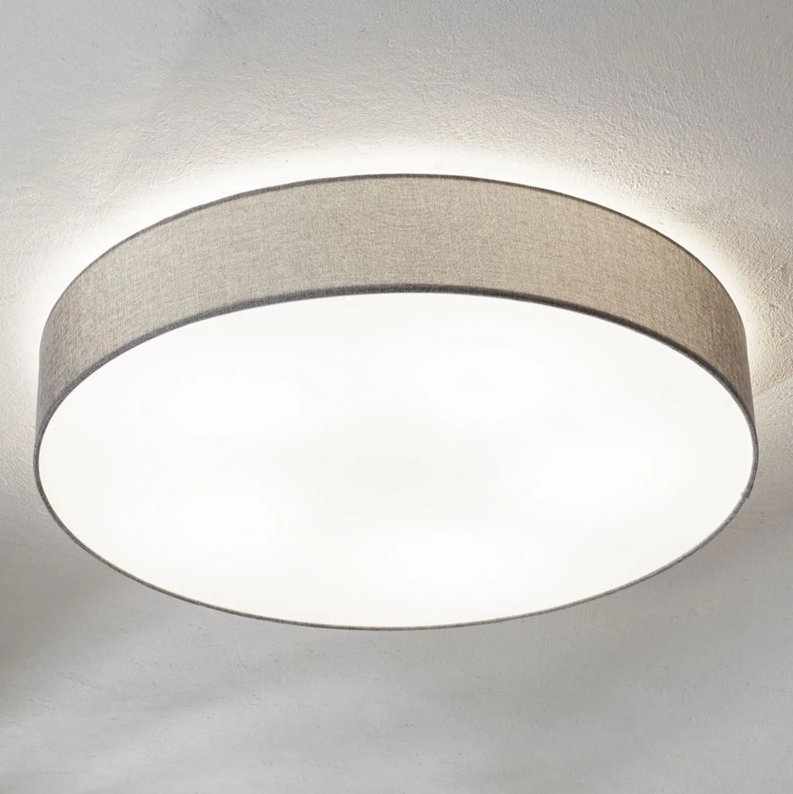 Graue Deckenlampe Pasteri mit Leinenschirm 76 cm