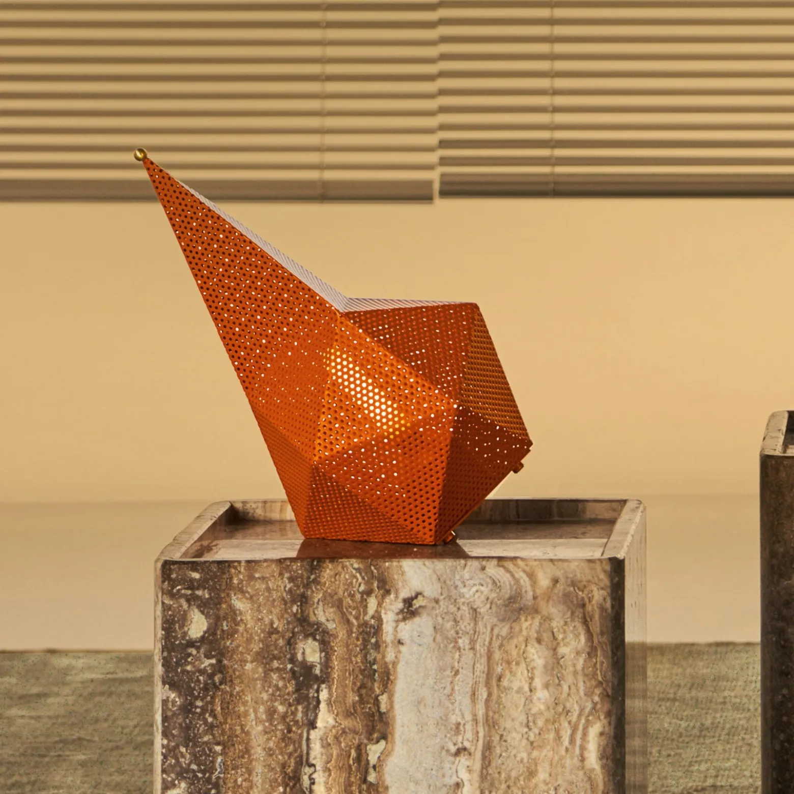 Gubi Akku-Tischleuchte Bagdad, orange, Höhe 36 cm, Metall