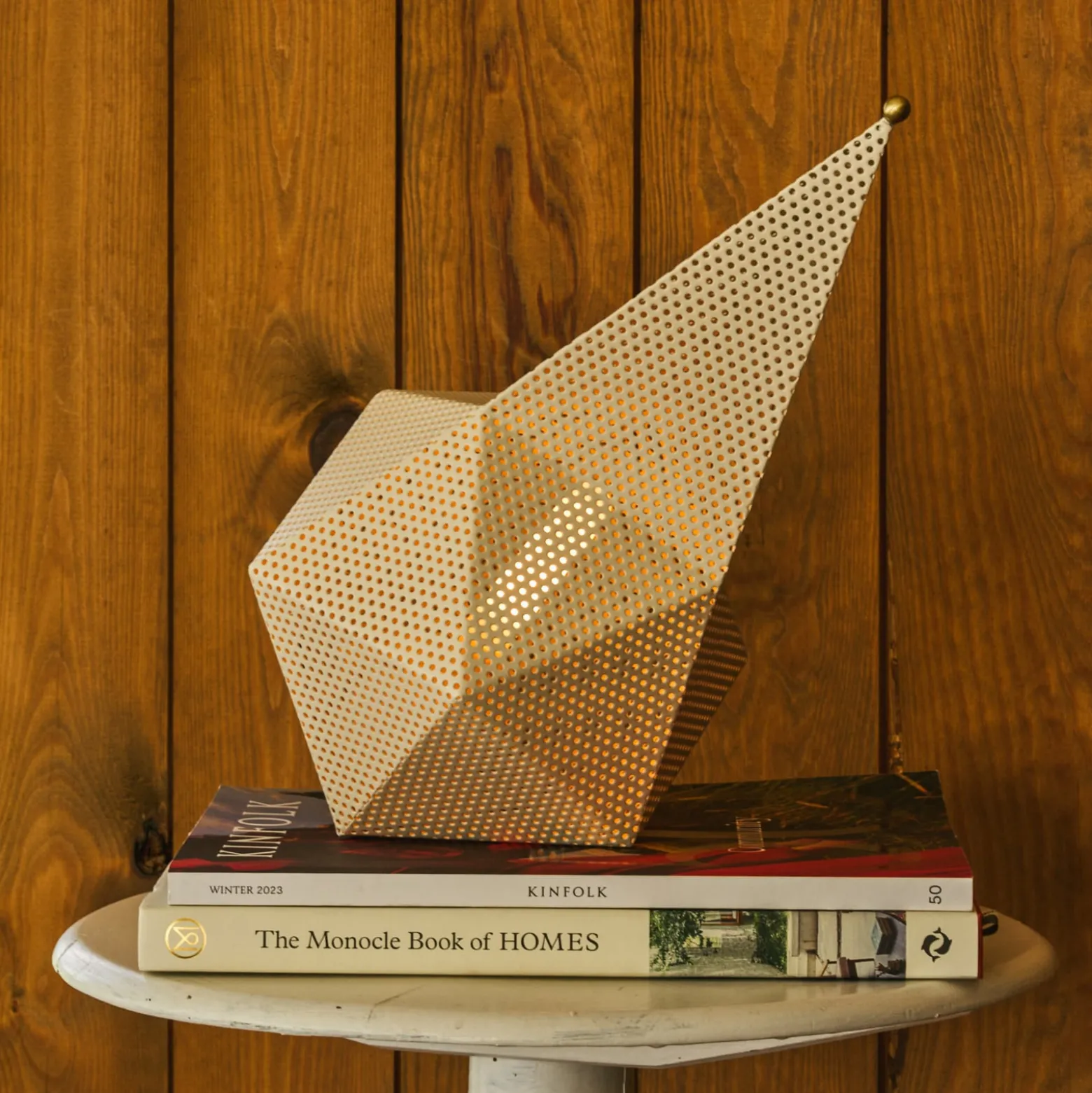 Gubi Akku-Tischleuchte Bagdad, weiß, Höhe 36 cm, Metall