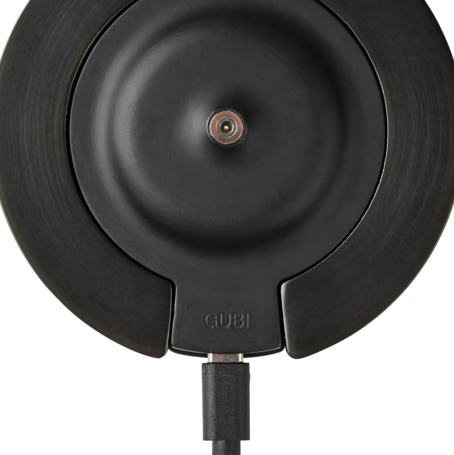 GUBI Akku-Tischleuchte Seine, IP44, Messing antik, Glas matt