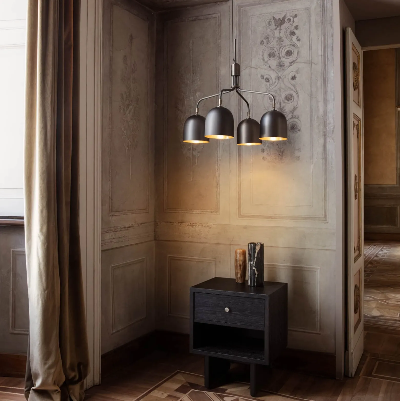 GUBI Kronleuchter Howard 4-flammig Ø 66 cm gunmetal