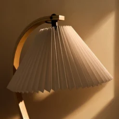Gubi Tischleuchte Timberline, holz/weiß, Leinen, H 50 cm