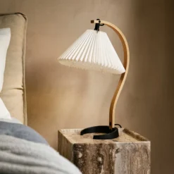 Gubi Tischleuchte Timberline, holz/weiß, Leinen, H 50 cm