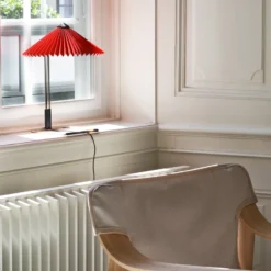 HAY Matin 380 LED-Tischleuchte Plissee, hellrot