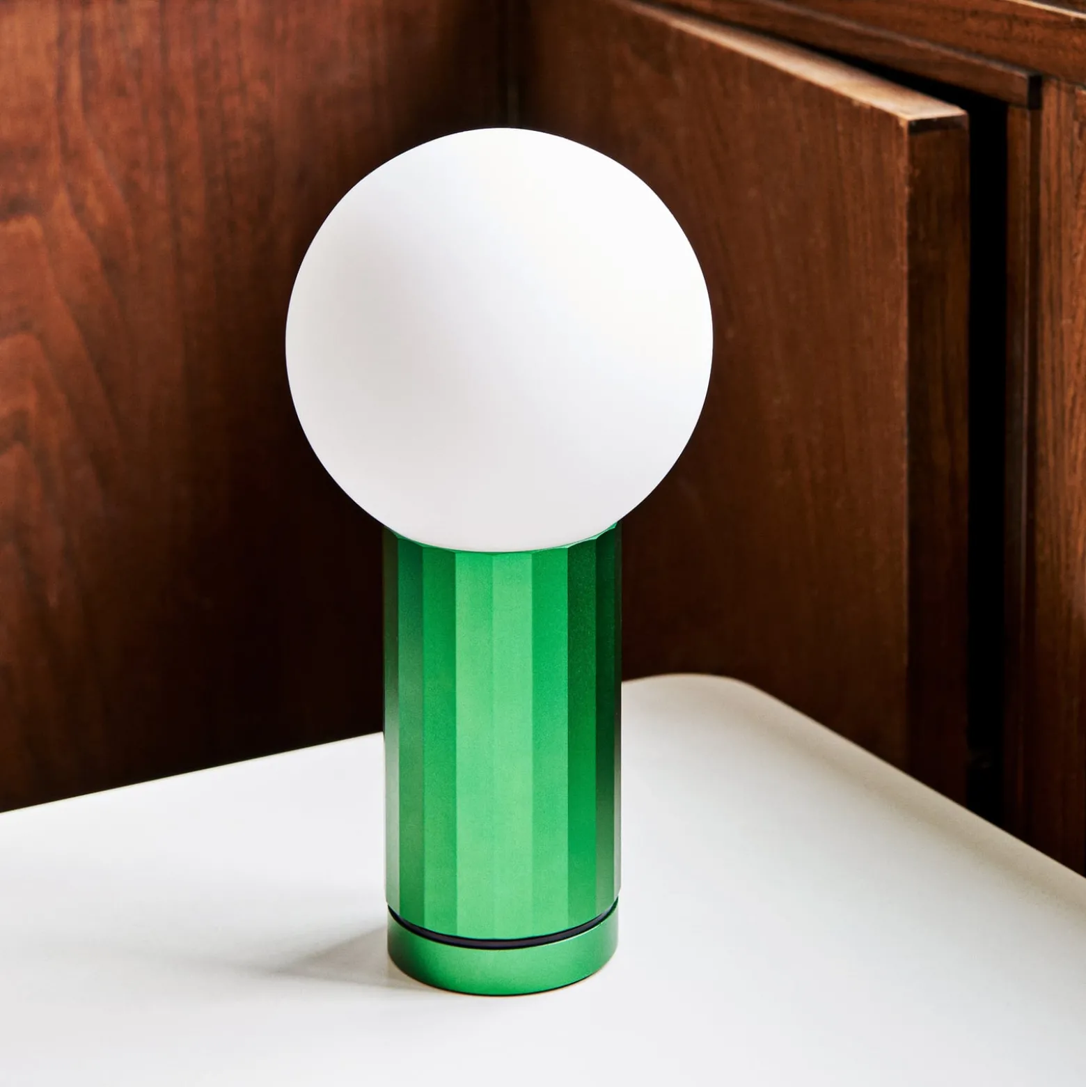 HAY Turn on LED-Tischlampe mit Dimmer, Fuß grün