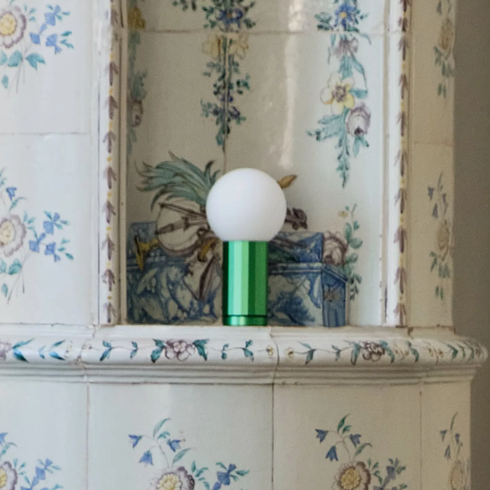 HAY Turn on LED-Tischlampe mit Dimmer, Fuß grün