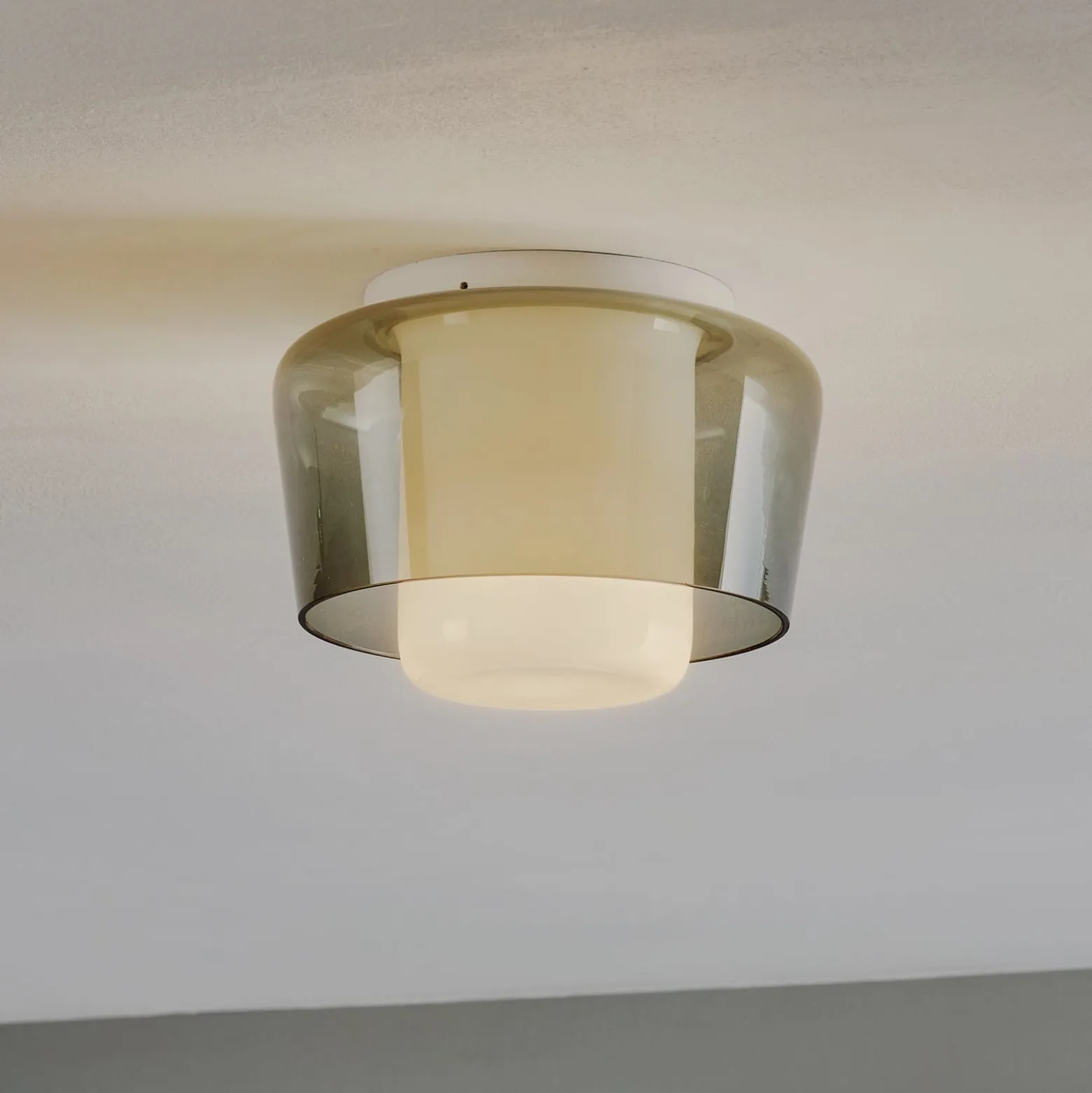Helestra Canio Glas-Deckenleuchte, rauchgrau