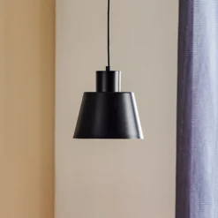 Hängelampe Dunka 1 mit einem Metallschirm, schwarz
