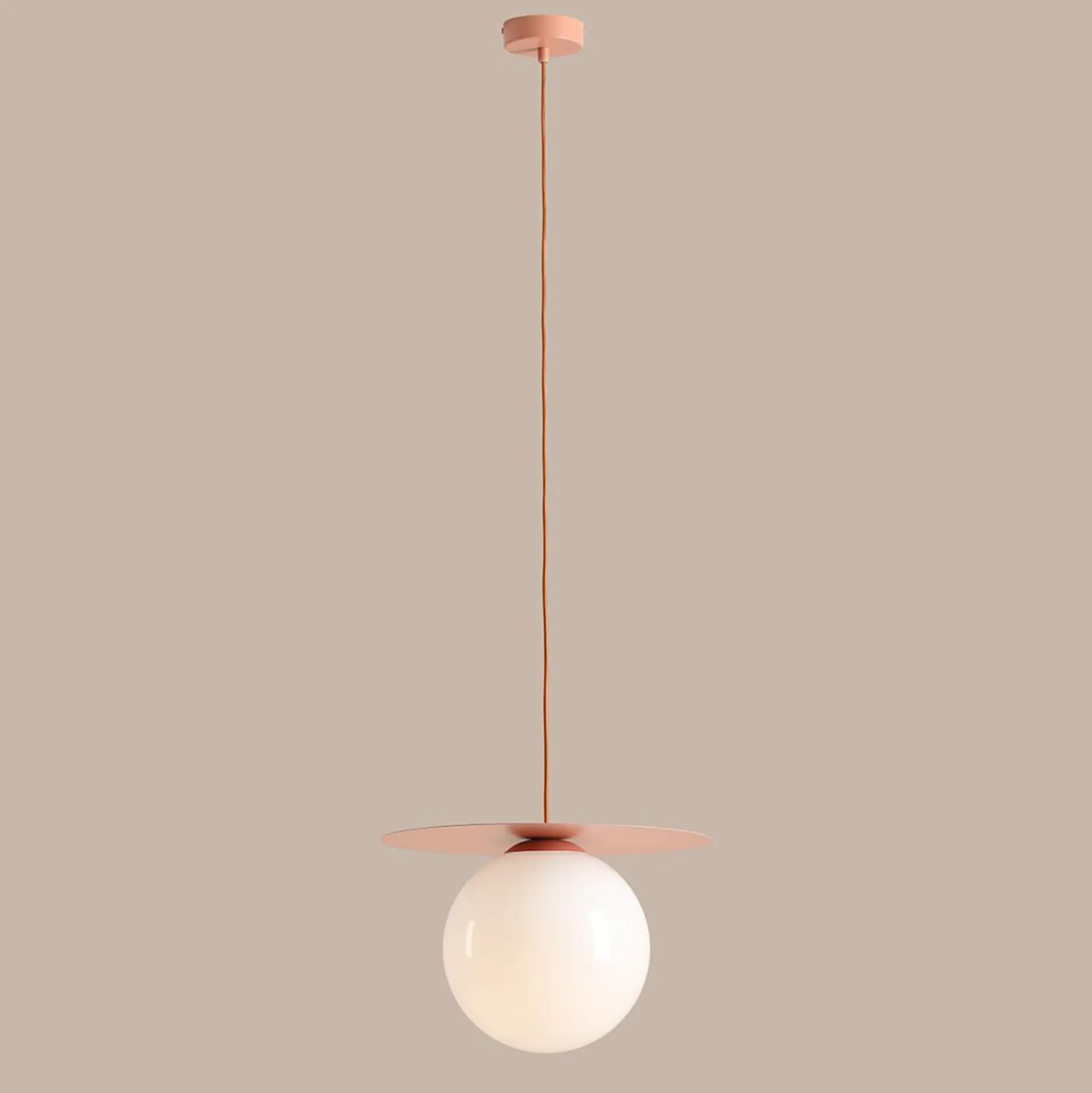 Hängelampe Loop Coral L, korallenrot, Glaskugel opal, Metall