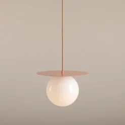 Hängelampe Loop Coral L, korallenrot, Glaskugel opal, Metall