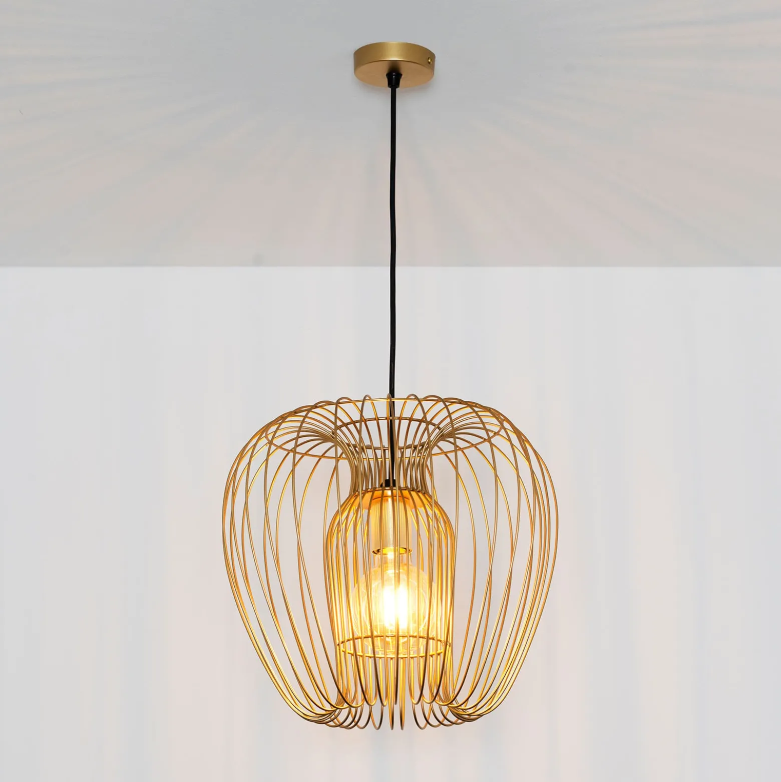 Hängeleuchte Protetto, gold, Ø 34 cm