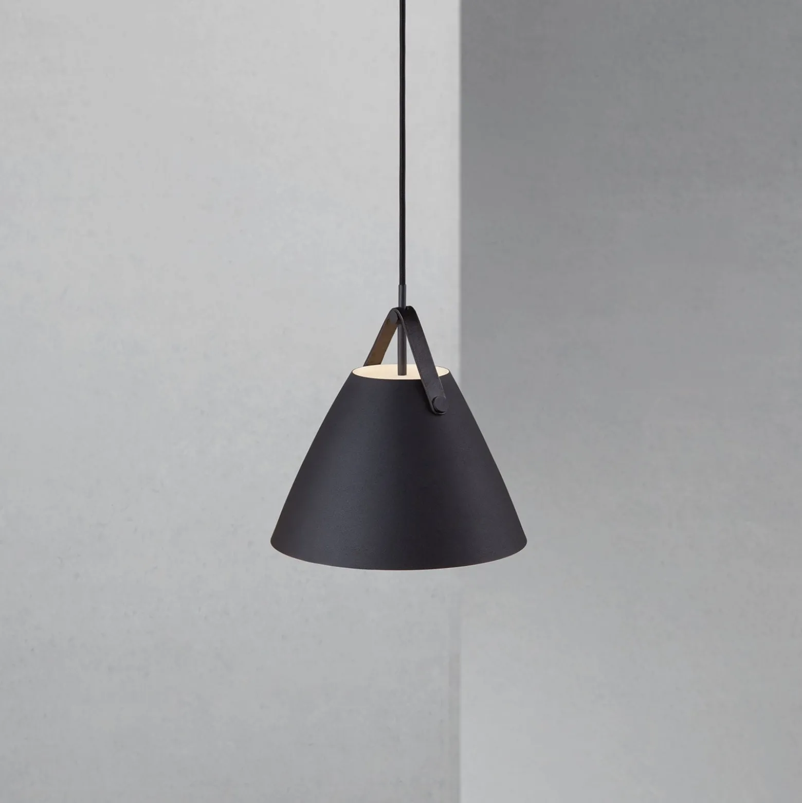 Hängeleuchte Strap in Schwarz, Ø 27 cm